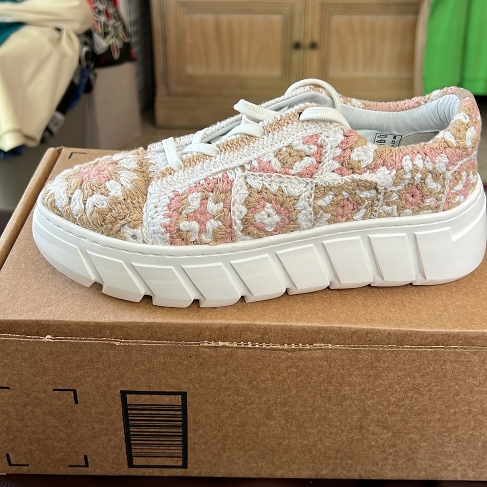 Free People Catch Me If You Can Crochet Sneaker in Peach and Whi SZ 8 (38) NEW
